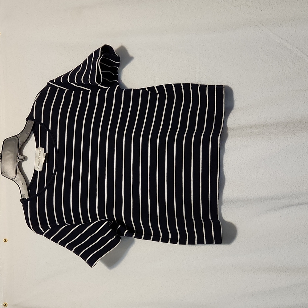 Dark navy and white striped cropped tee
